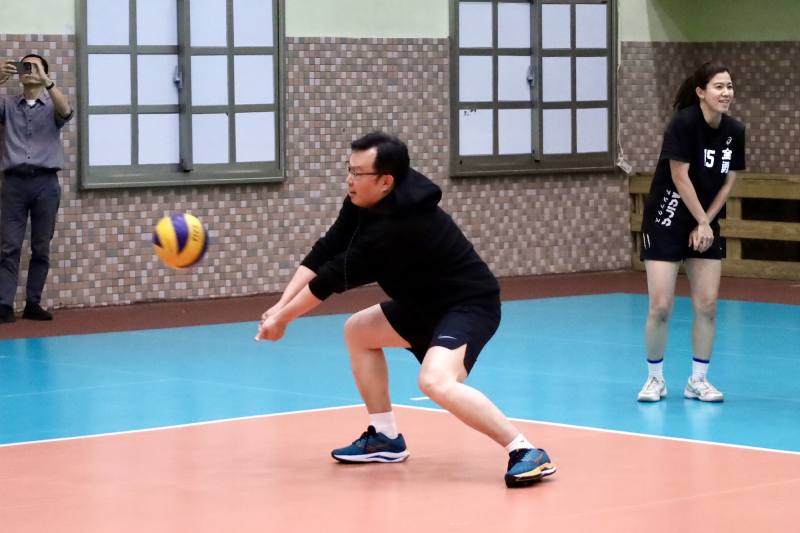 -體育署鄭世忠署長把握機會與球員們切磋，並呼籲民眾平時邀集三兩好友一起運動維持身體健康