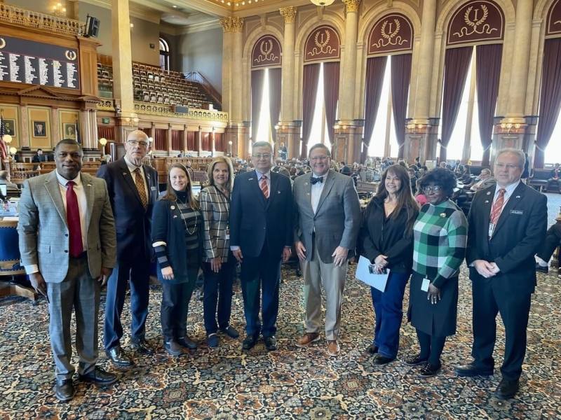 愛荷華州議會無異議通過友台決議案，支持台灣國際參與。駐芝加哥辦事處長類延峰（中）與州眾議院友台連線共同主席安德魯斯（Eddie Andrews）（左）等合影。（駐芝加哥辦事處提供）