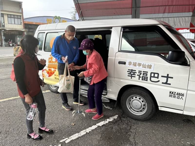 高雄市政府自民國110年起在美濃區開始擴展「幸福共享高雄GO」彈性預約交通服務，以多元車輛提供偏鄉民眾預約搭乘，7日起在茂林、甲仙區正式上路。（高雄市交通局提供）