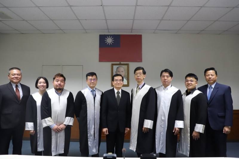 海洋委員會海巡署6日表示，考量中國灰色地帶侵擾頻傳，為審慎處理重大海域爭議案，並向國際妥適說明，特別訂定法律諮詢律師試辦計畫，延攬6名律師為執法後盾。（海巡署提供）