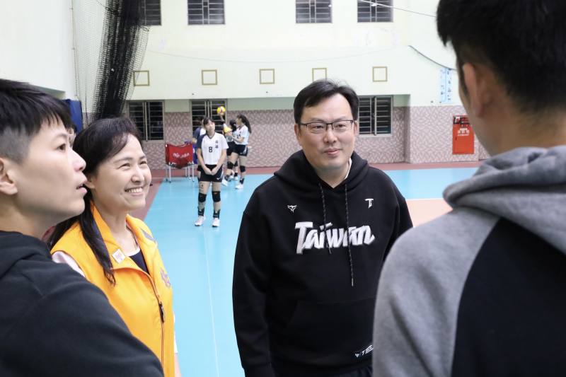 體育署鄭世忠署長（右2）6日前往南湖高中關心世壯運排球球員練習狀況，並小試身手陪練