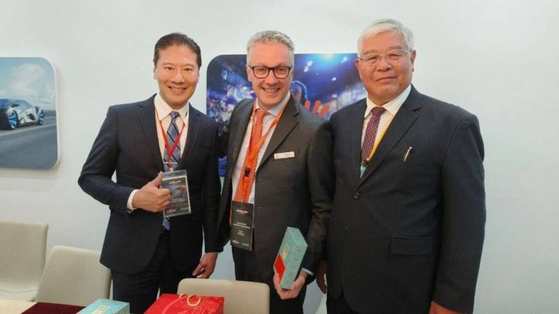 漢翔前往巴黎參加2025年JEC複材展，並宣布與台廠永虹先進及比利時廠SYENSQO結盟，推動台灣複材走向世界。左起為永虹先進董事長吳家幸、Syensqo集團全球執行副總Fabrizio Ponte、漢翔航空工業總經理馬萬鈞。（漢翔提供）