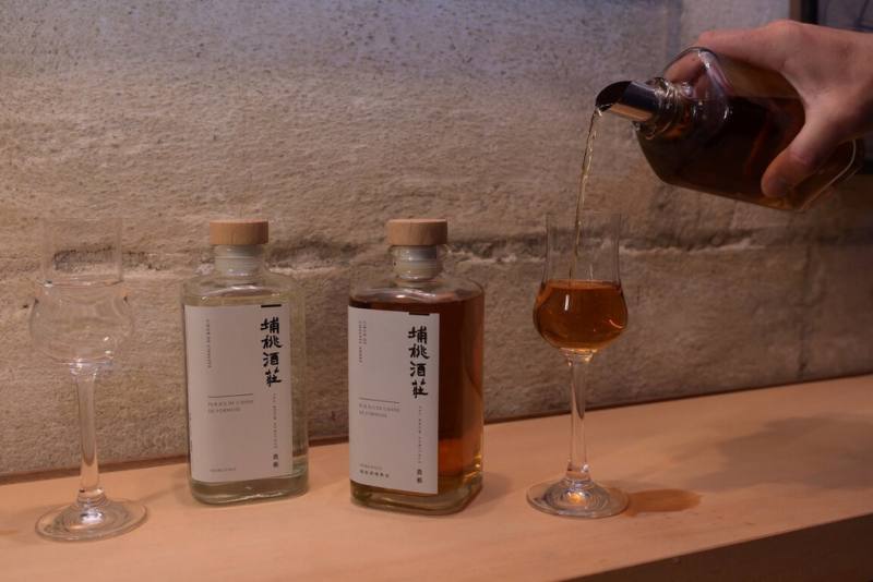 第31屆法國世界酒類大賽6日揭曉競賽得獎名單，台灣兩款台灣農藝蘭姆酒在逾2600款酒類中脫穎而出。左邊為沒有過桶的農藝蘭姆原酒，右邊為有過桶的熟成農藝蘭姆酒，兩者皆拿下大金獎。（陳千浩提供）