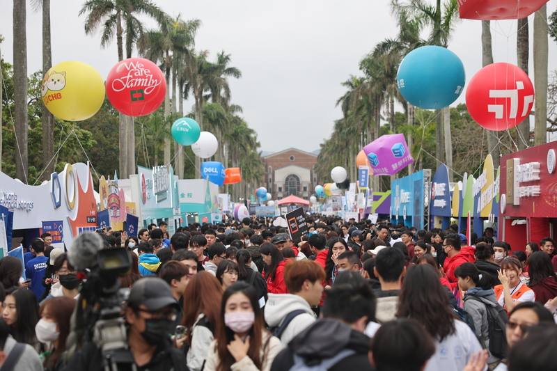 2025台灣大學校園徵才博覽會8日舉行，超過330家企業與450個攤位，釋出逾4萬個職缺，吸引許多民眾到場參觀了解資訊，台大椰林大道人潮滿滿