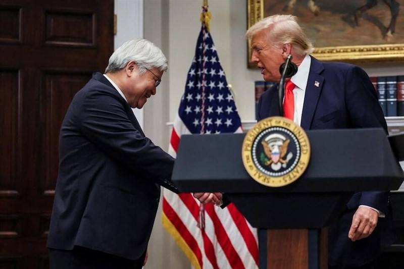 U.S. President Donald Trump (right) and TSMC Chairman C.C. Wei (left) shake hands at a White House appearance to announce TSMC's US$100 billion new investment in the U.S. (Photo: Reuters)