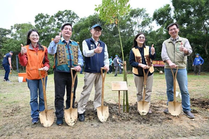 響應2025植樹月，屏東縣副縣長黃國榮（右起）、林業及自然保育署屏東分署長楊瑞芬、行政院南部聯合服務中心副執行長陳文亮、牡丹鄉長潘壯志、農村發展及水土保持署台南分署副署長祝瑞敏（左）等人8日一同在牡丹鄉種下原生樹種。（林業及自然保育署屏東分署提供）