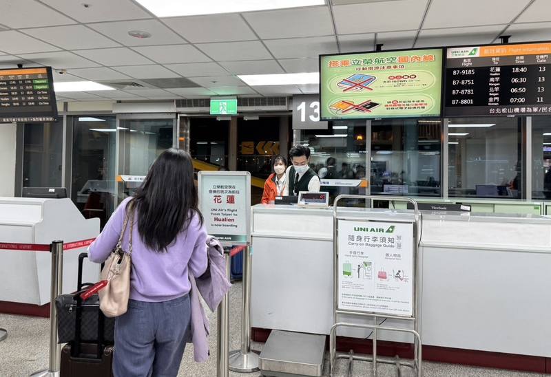 交通部預告修正「國內線航空乘客運送定型化契約應記載及不得記載事項」，其中為讓空運運能充分利用，因此研擬新增連續假期時，若旅客要退票，將按照距離搭乘日的長短計算，當日退票最高將可收票面價的30%。圖為旅客8日下午在松山機場準備搭機