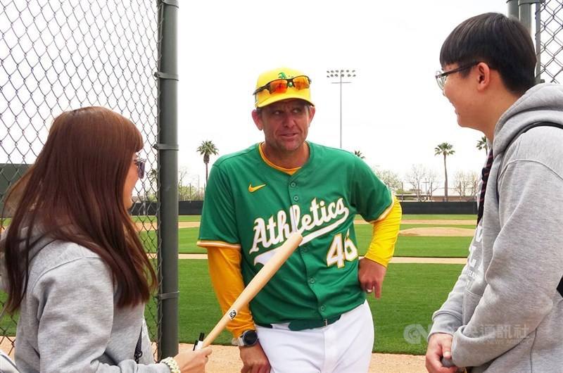 John Foster engages with Taiwanese baseball fans who visited the A's training complex in Mesa, Arizona, during spring training Wednesday. CNA photo March 5, 2025