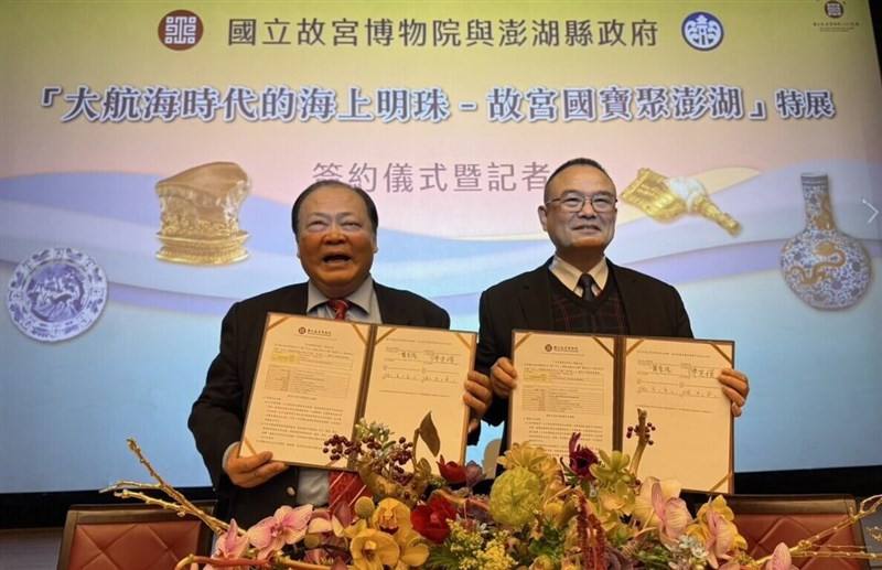 Penghu County Commissioner Chen Kuang-fu (left) and National Palace Museum Director Hsiao Tsung-huang ink an exhibit loan agreement at a press conference in Penghu County Thursday. Photo courtesy of Penghu County Government March 6, 2025