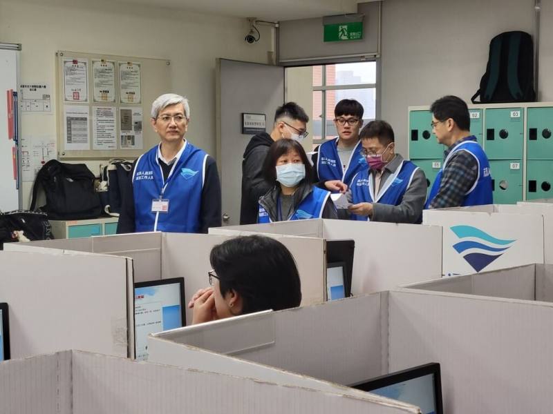 交通部航港局自8日起舉辦民國114年第一次航海人員測驗，航港局長葉協隆（後左）現身考場視察，並為應試考生加油打氣。（航港局提供）