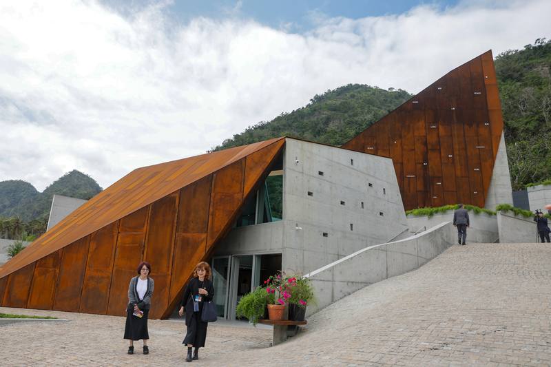 位於台東金樽的「江賢二藝術園區」是由藝術家江賢二的舊畫室擴建而成，自2019年起動工至今，15日即將正式對外開放。圖為7日最新揭幕的接待中心及展覽室