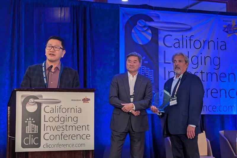 汪蔚興（左）介紹范約瑟在加州旅館業的成就，以及回饋社區的慈善貢獻