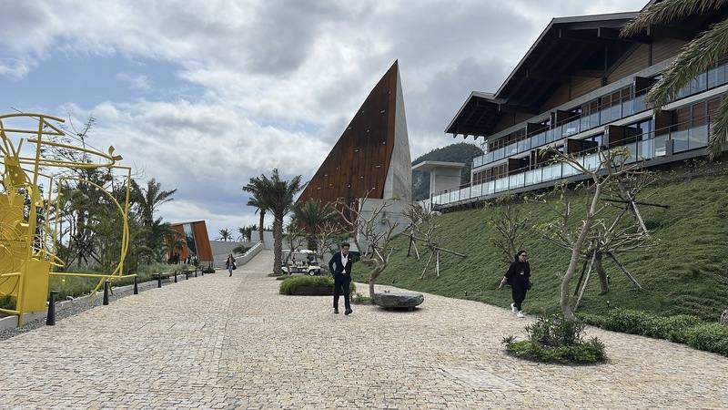 「江賢二藝術園區」位於台東縣東河鄉，園區以自然地景為核心，可眺望太平洋，將在15日對外開放，為台東帶來更豐富的藝文滋養