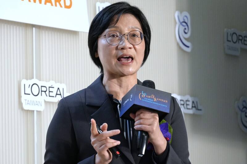 台灣大學副校長廖婉君8日獲頒「2025年台灣傑出女科學家獎」的「傑出獎」，她是台灣通訊網路領域的開拓者之一，專長涵蓋無線網路、多媒體通訊、車聯網等