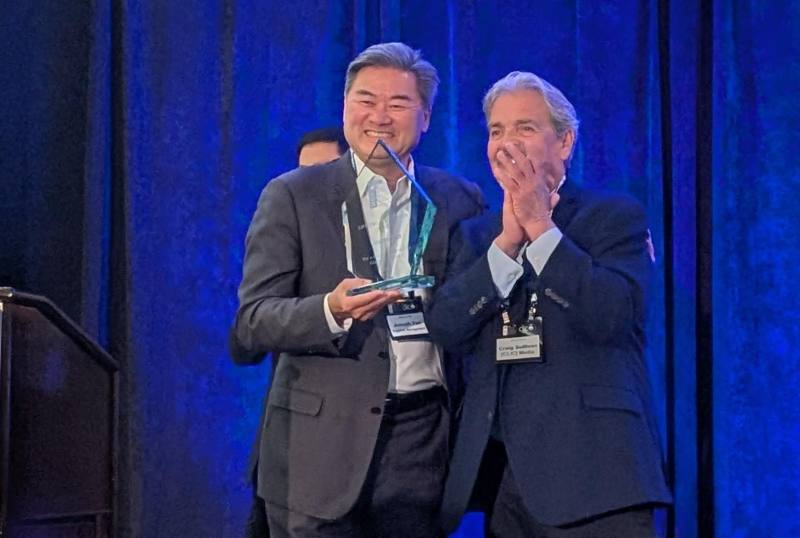 范約瑟（左）於3月6日獲加州住宿投資論壇頒贈終身就獎