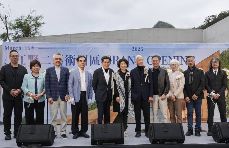 位於台東金樽的「江賢二藝術園區」自15日起正式對外開放，7日率先舉辦開幕記者會，藝術家江賢二（右5）、園區共同發起人嚴長壽（左5）、台東縣長饒慶鈴（中）與建築團隊及贊助企業代表等人一同出席剪綵