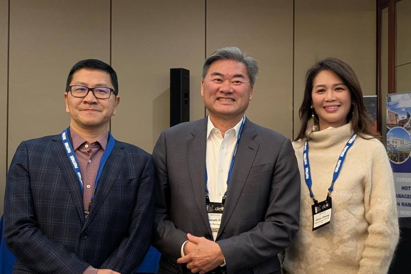 范約瑟（中）與汪蔚興（左）、張郁芬（右）等臺美旅館業者分享榮耀
