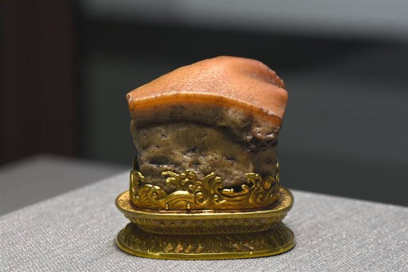 One of the National Palace Museum's most valued artifacts, Qing Dynasty's "meat-shaped stone," is presented like a piece of fatty pork on top of a gold-plated display. Photo courtesy of National Palace Museum