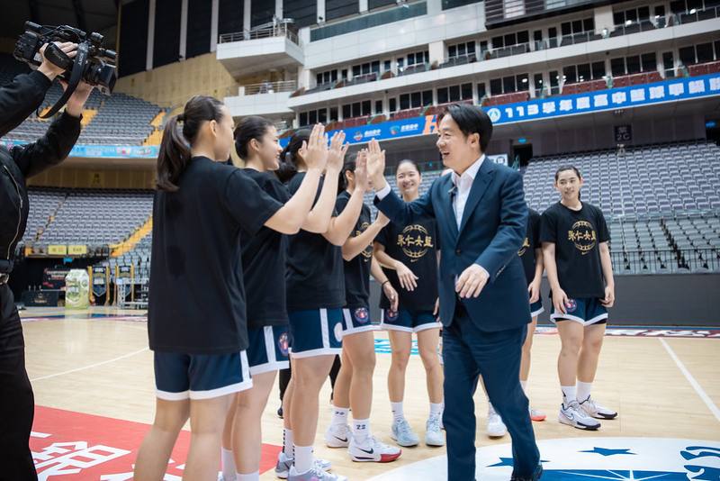 總統探班臺南市立永仁高級中學女子籃球隊