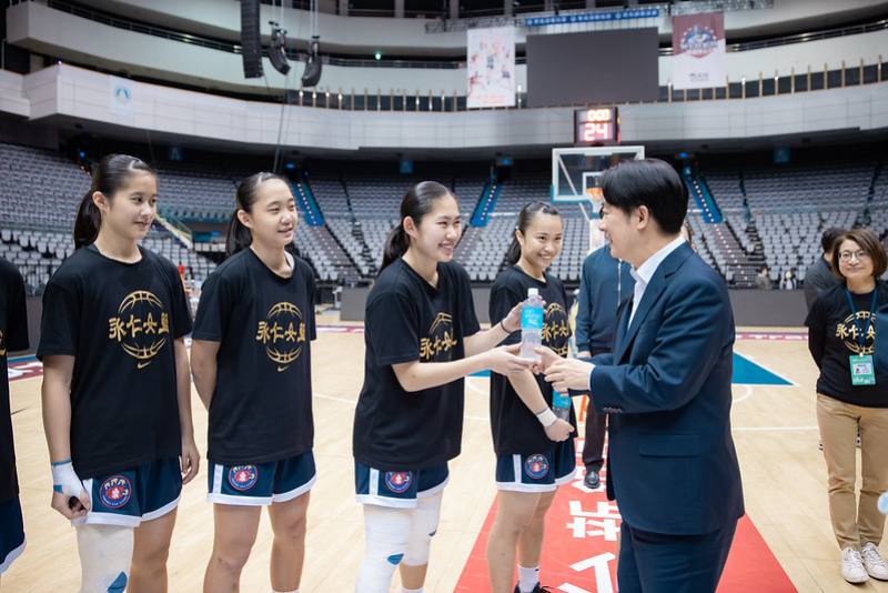 總統致贈運動飲料給女籃隊員表達勉勵