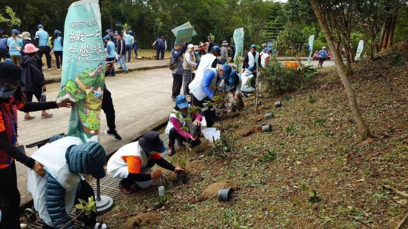 農業部林業及自然保育署屏東分署等單位響應2025植樹月，8日在屏東縣牡丹鄉高士神社周邊舉辦植樹活動，眾人攜手種下野牡丹，展現「牡丹鄉種野牡丹」的生態保育理念。（林業及自然保育署屏東分署提供）