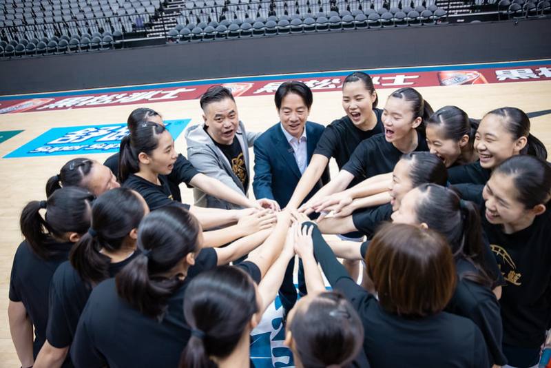 賴清德總統7日下午前往臺北小巨蛋，為臺南市立永仁高級中學女子籃球隊賽前集訓的球員加油打氣，祝福比賽勇奪佳績