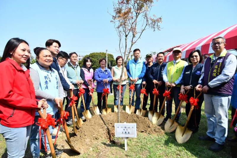 彰化縣政府、農業部林業及自然保育署南投分署8日在員林市辦理植樹活動，彰化縣長王惠美（左7）等人出席，現場種植羅漢松、珊瑚樹、烏來杜鵑、金毛杜鵑、月橘等原生樹種。（彰化縣政府提供）