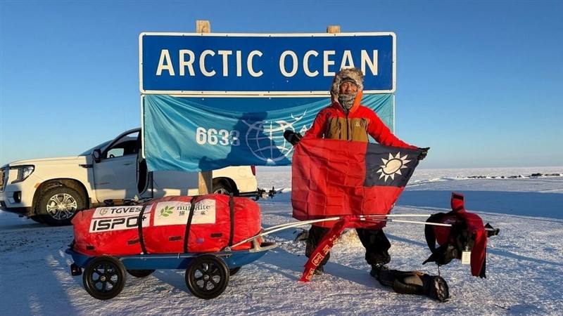 Taiwanese ultramarathon runner Tommy Chen shows off the Republic of China (Taiwan) national flag after completing the Arctic race in Canada. Photo courtesy of Tommy Chen