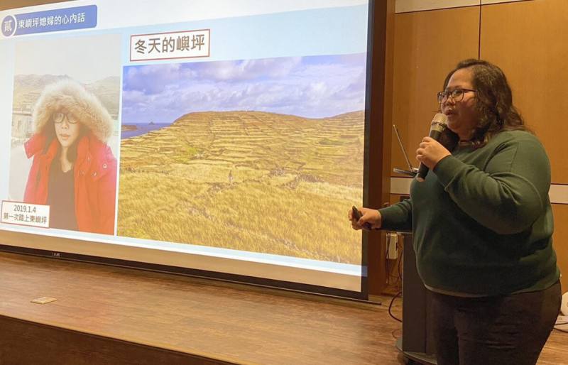 內政部國家公園署海洋國家公園管理處7日舉辦「海洋女力．感謝有妳」澎湖南方4島女性成長故事分享會，從事海上育樂業的陳雅玲（圖）以「與海共生」為主軸，分享在望安東嶼坪結合在地資源與文化，推動生態環保與永續旅遊的心路歷程。（海洋國家公園管理處提供）