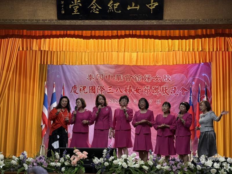 僑領於婦女節晚會歌唱表演