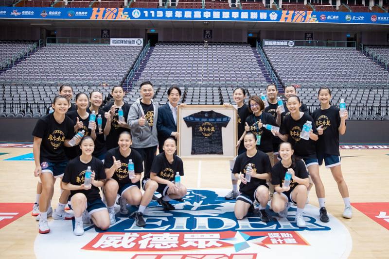 總統探班永仁女籃　肯定團隊精神　祝福球員「把冠軍帶回家」