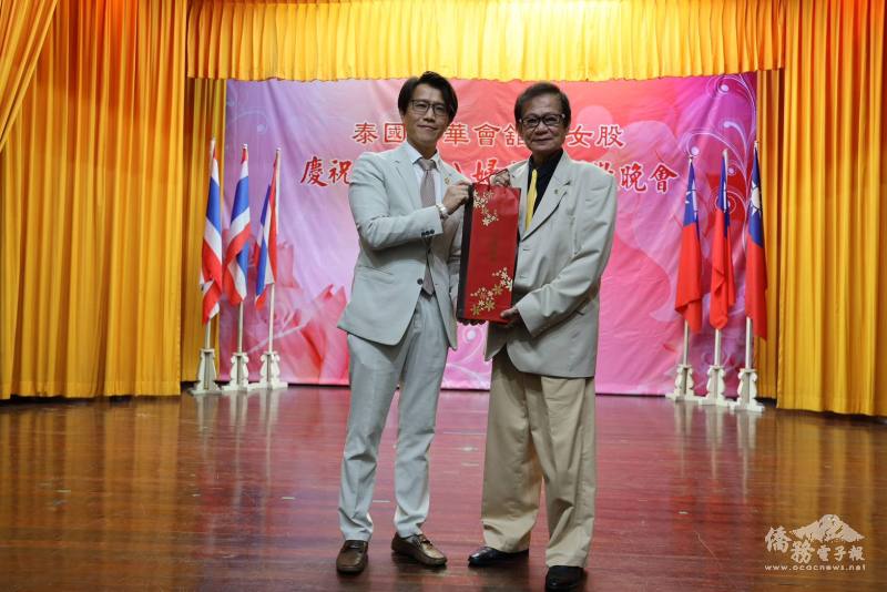 董思齊致贈紀念品予中華會館理事長陳鴻彰