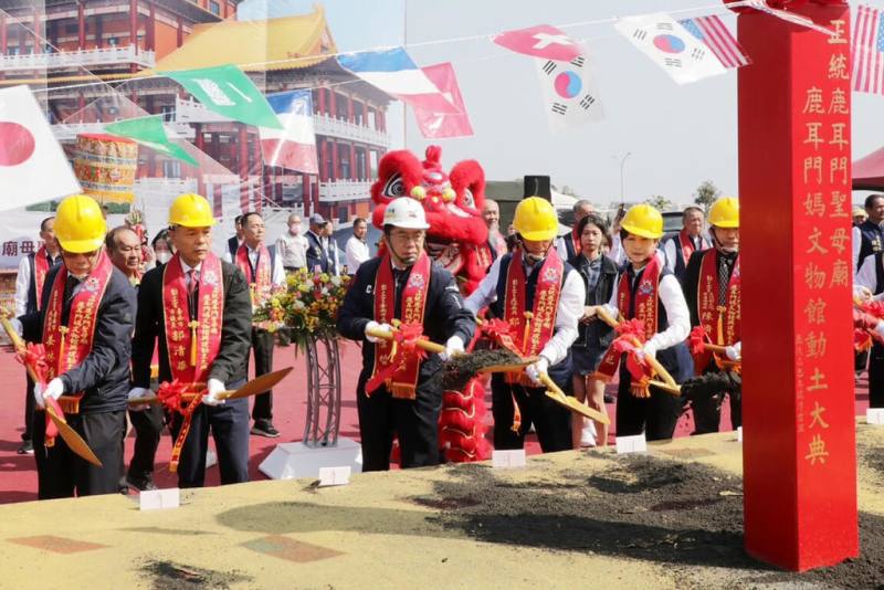 台南正統鹿耳門聖母廟9日舉行鹿耳門媽文物館興建工程動土典禮，市長黃偉哲（前左3）等人出席。（台南市政府提供）