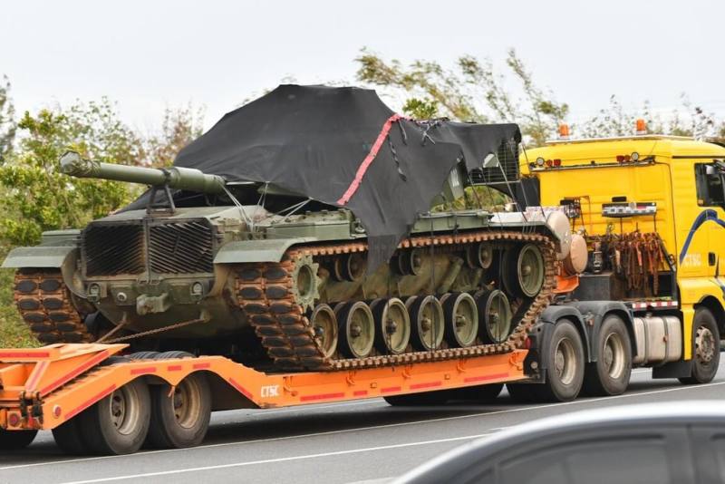 民眾7日目擊拖車載運疑似進行測試中的國軍M60A3戰車。（讀者提供）