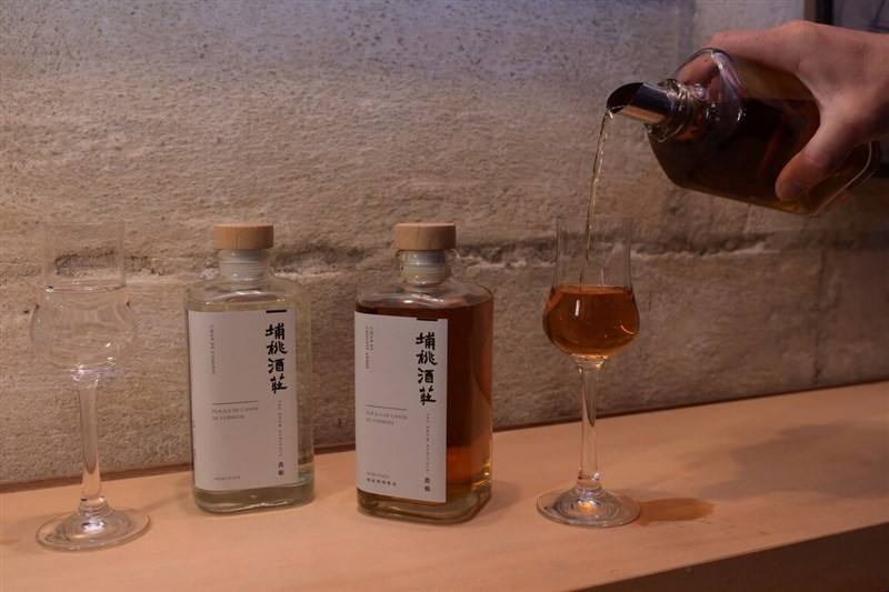 The two agricultural rums produced from pure sugarcane juice in Taiwan which won two grand gold medals at the 31st Vinalies Internationales. Photo courtesy of Chen Chien-hao