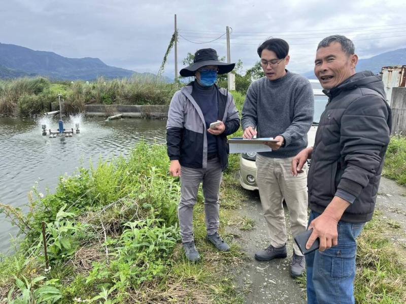 2月立春後天氣陰晴不定、冷暖溫差大，造成花蓮水產養殖戶損失慘重，花蓮縣政府啟動天然災害現金救助作業。圖為花蓮縣府相關人員勘查養殖戶魚塭寒害情形。（花蓮縣農業處提供）
