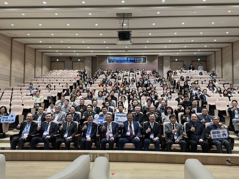 衛福部健保署自2024年7月起推動在宅急症照護試辦計畫，台北醫學大學及其附設醫院8日下午共同舉辦「在宅醫療趨勢論壇」，邀請產、官、學界代表與會分享台灣在宅醫療照護的機會與未來挑戰。