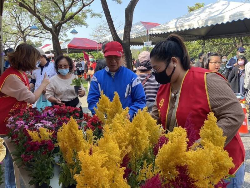 響應植樹月，屏東市公所9日在千禧公園發送4900株小樹苗，邀請民眾為城市植樹，吸引逾5000名民眾參加。（屏東市公所提供）