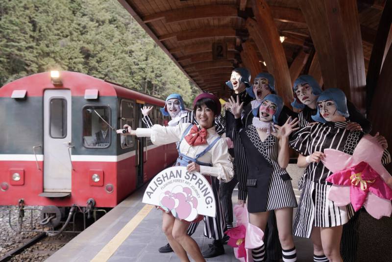 阿里山花季登場，林業署嘉義分署10日在阿里山國家森林樂區舉辦開鑼儀式，並邀請表演團體「Eye Catching Circus 創造焦點」獻藝。（林業署嘉義分署提供）