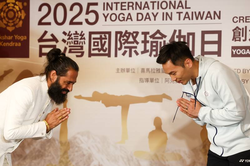 2025台灣國際瑜伽日宣傳記者會10日在台北舉行，奧運羽球金牌得主李洋（右）出席，向瑜伽大師喜馬拉雅悉達阿克夏爾（Himalayan Siddhaa Akshar）（左）致意