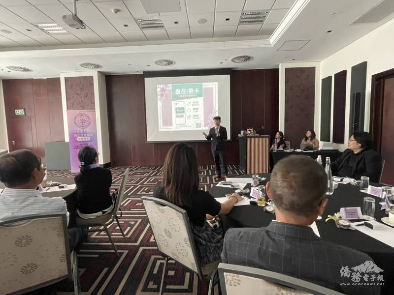 駐南非代表處僑務秘書曾權榮鼓勵與會僑胞踴躍申辦僑務委員會i僑卡