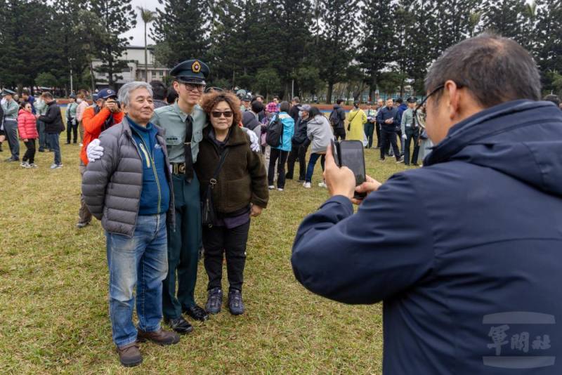 參加典禮的家屬與子女合影