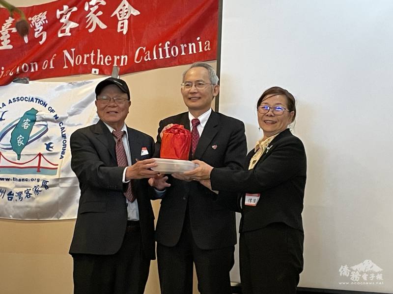 滿任會長徐民忠(左)將印信交棒給新任會長陳碧惠(右)，由駐舊金山辦事處處長賴銘琪(中)監交