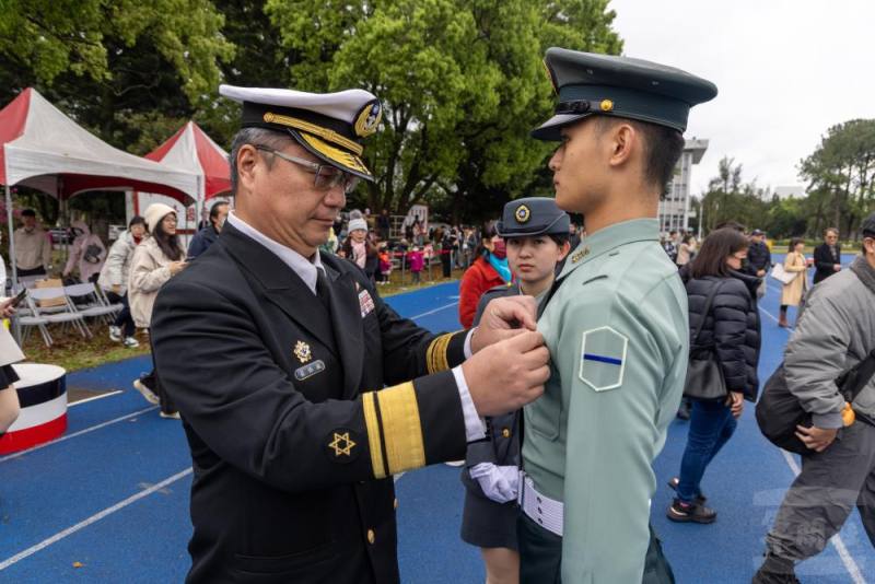 國防大學理工學院院長崔少將為一年級同學佩掛理工學院榮譽徽