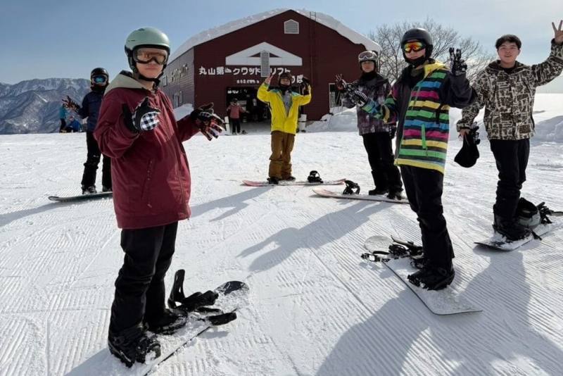 弘光科技大學運動休閒系學生參加「征服雪地－滑雪運動實務增能」計畫，到日本進行6天研習，結業時，不少學生已達中階、中高階水準。（弘光科大提供）