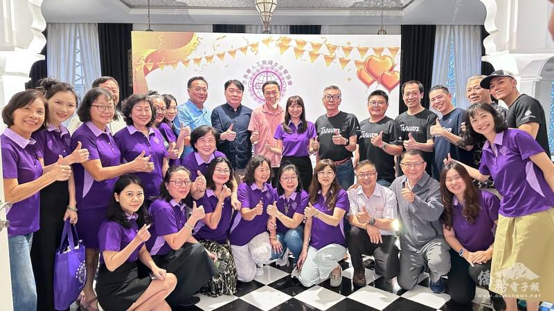 世華越南分會會長林怡伶(後排右7)表示希望發揮更大的影響力，為婦女創造更多機會與舞臺