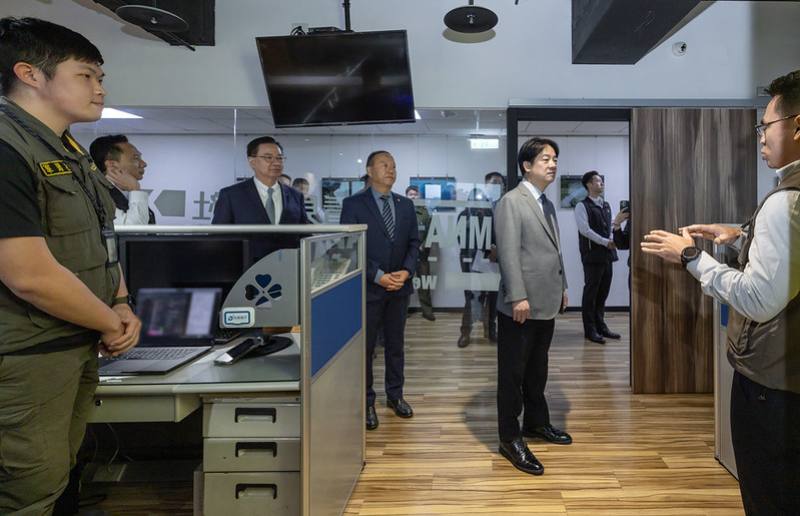 總統參觀軍聞社，並與同仁寒暄互動