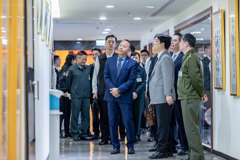 總統參觀青年日報社史館的文創品、報紙產製及VR裝備等展示區