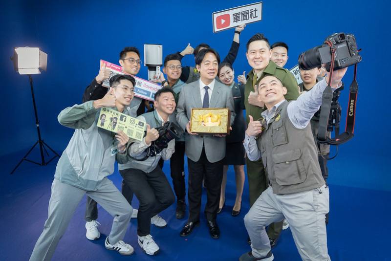 賴清德總統11日上午前往國防部文化營區勗勉青年日報社及軍聞社