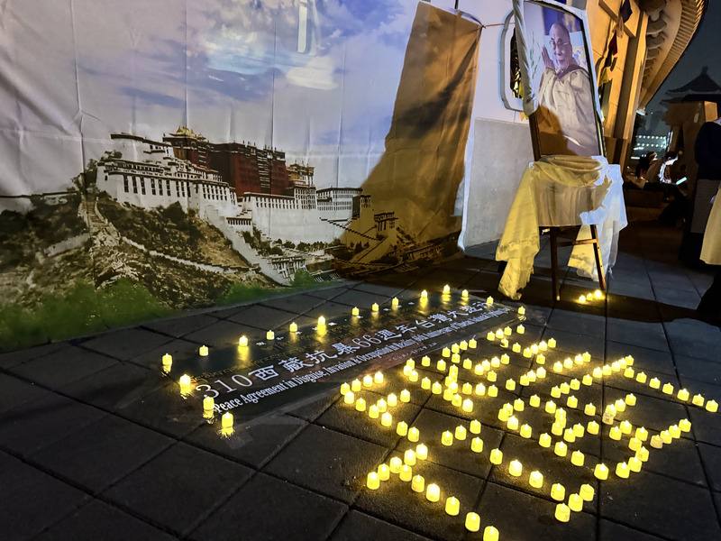 西藏抗暴日66週年，在台藏人團體10日晚間在自由廣場舉辦燭光晚會，現場以燭光排出「FREE TIBET」字樣